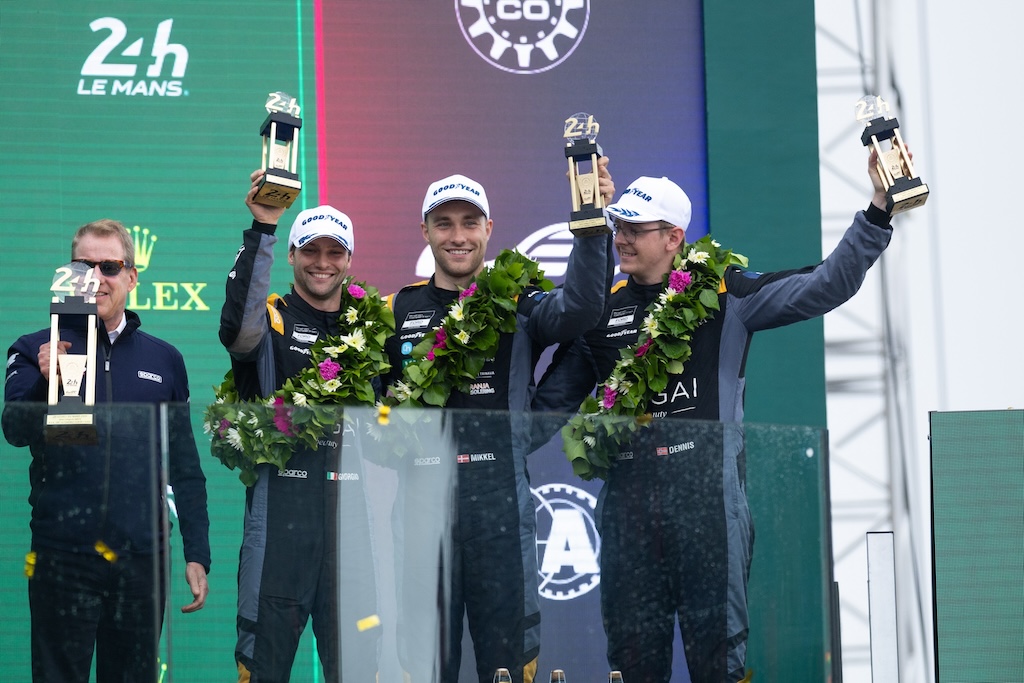 Flankeret af William Ford kunne Giorgio Roda, Mikkel O. Pedersen og Dennis Olsen modtage hyldesten på podiet.
(Foto: Ford)